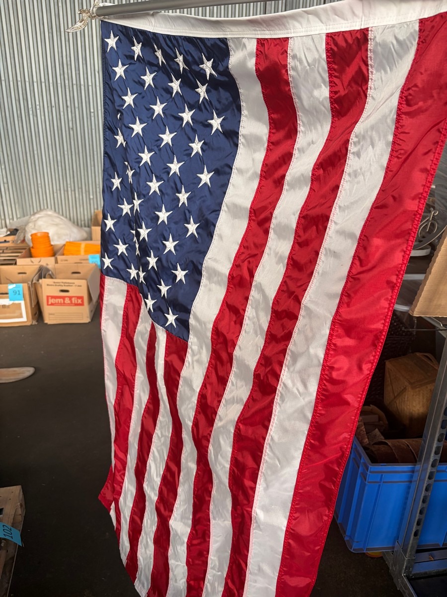 Stort amerikansk flag (USA) med flagstang og dekorativ ørnetop