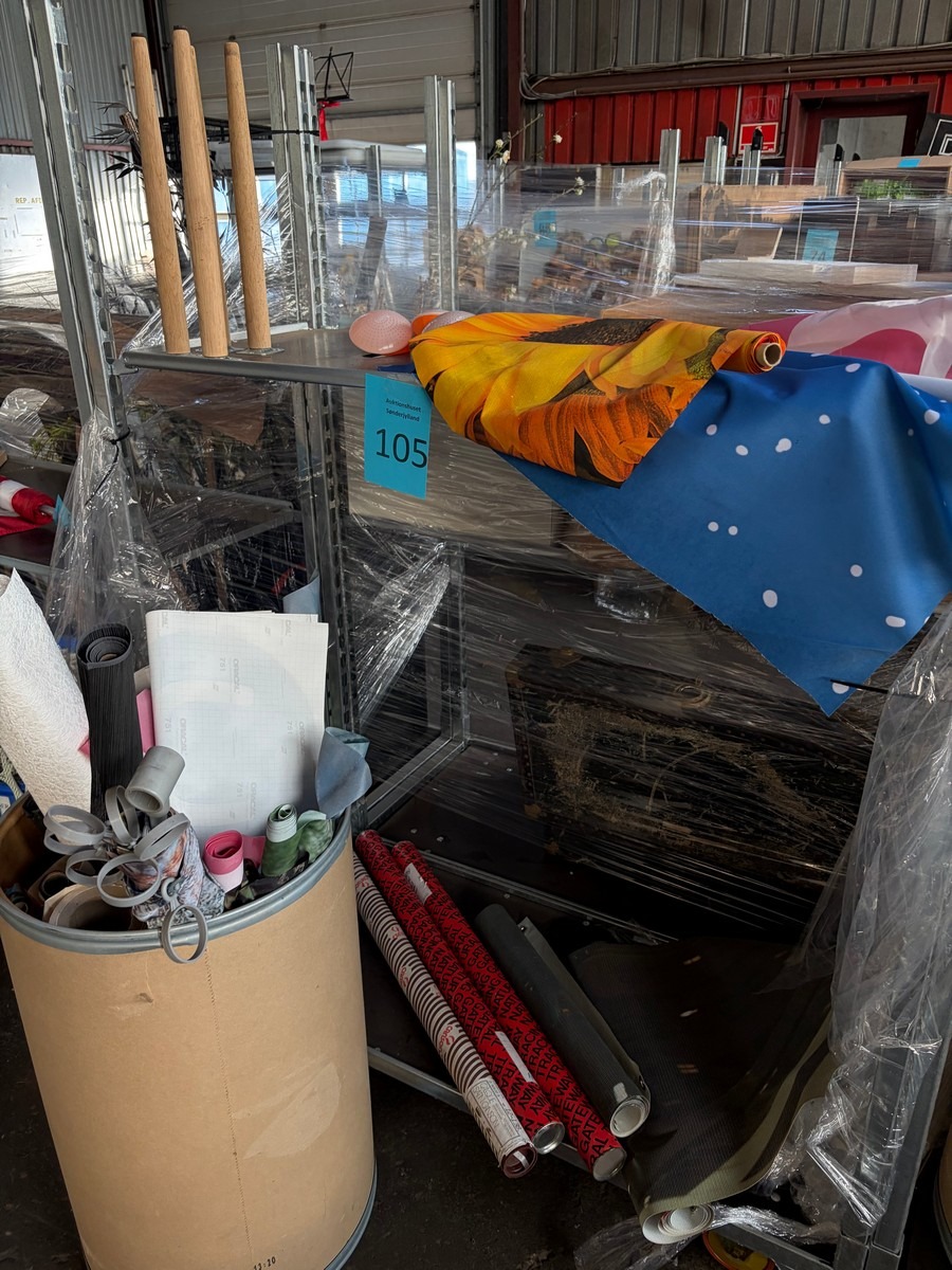 Stort parti dekorationsmaterialer – stof, folie, papir, ruller og diverse tilbehør