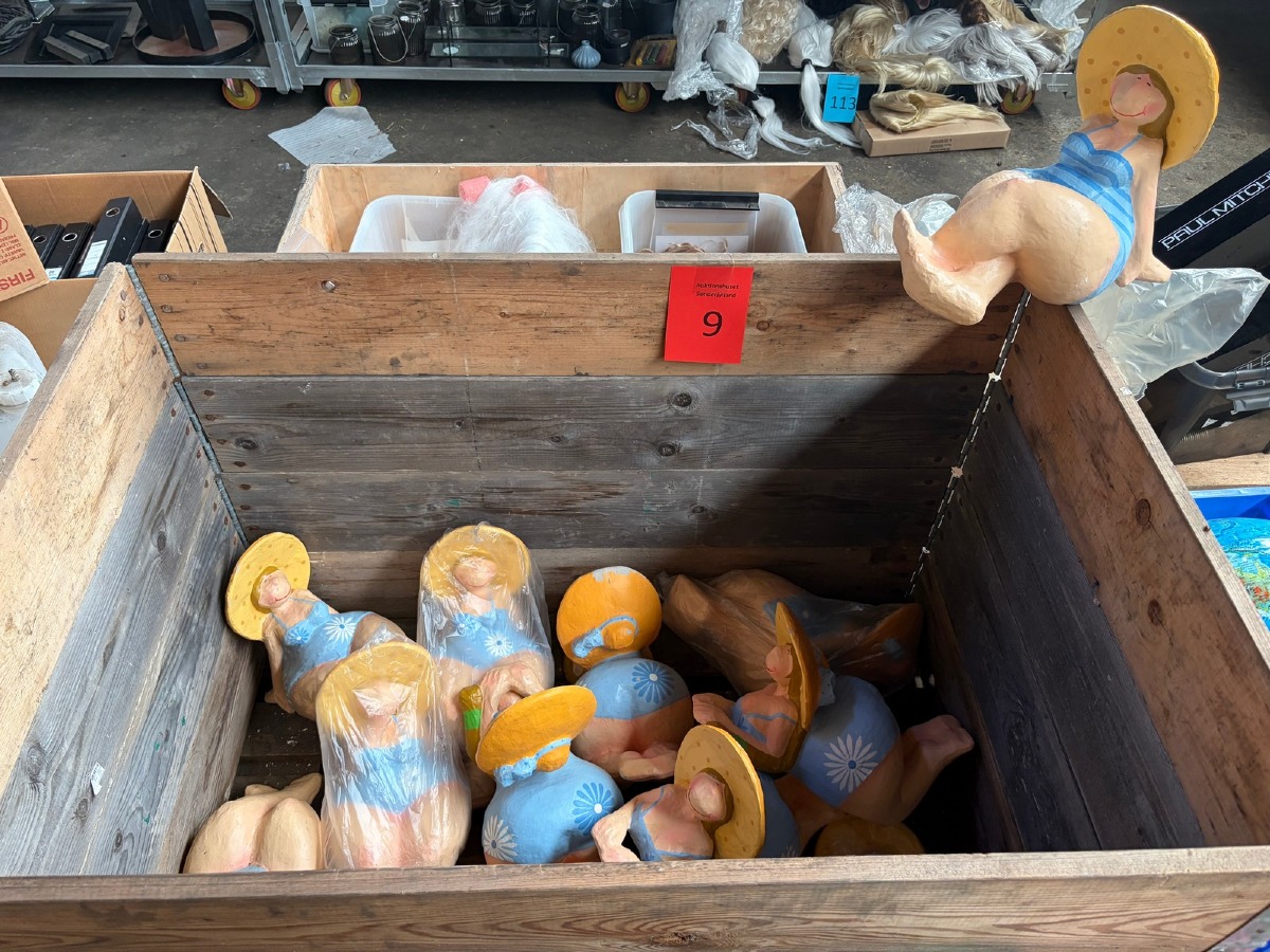 Parti dekorationsfigurer af badende damer i blå badedragter og gule solhatte