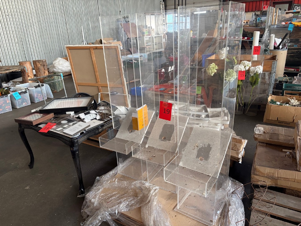 Parti høje udstillingsmontre og displays i klar akryl/plexiglas