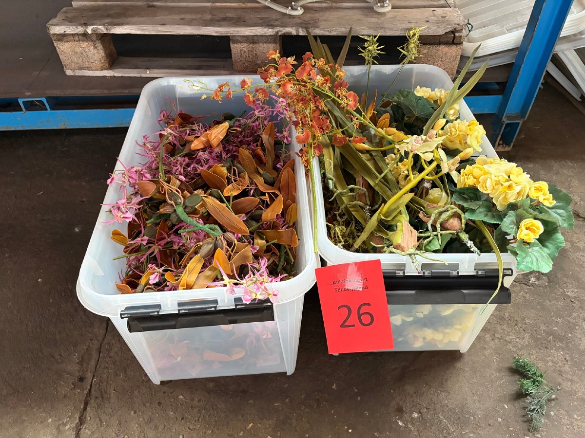 Parti kunstige blomster og dekorationsgrene i forskellige farver