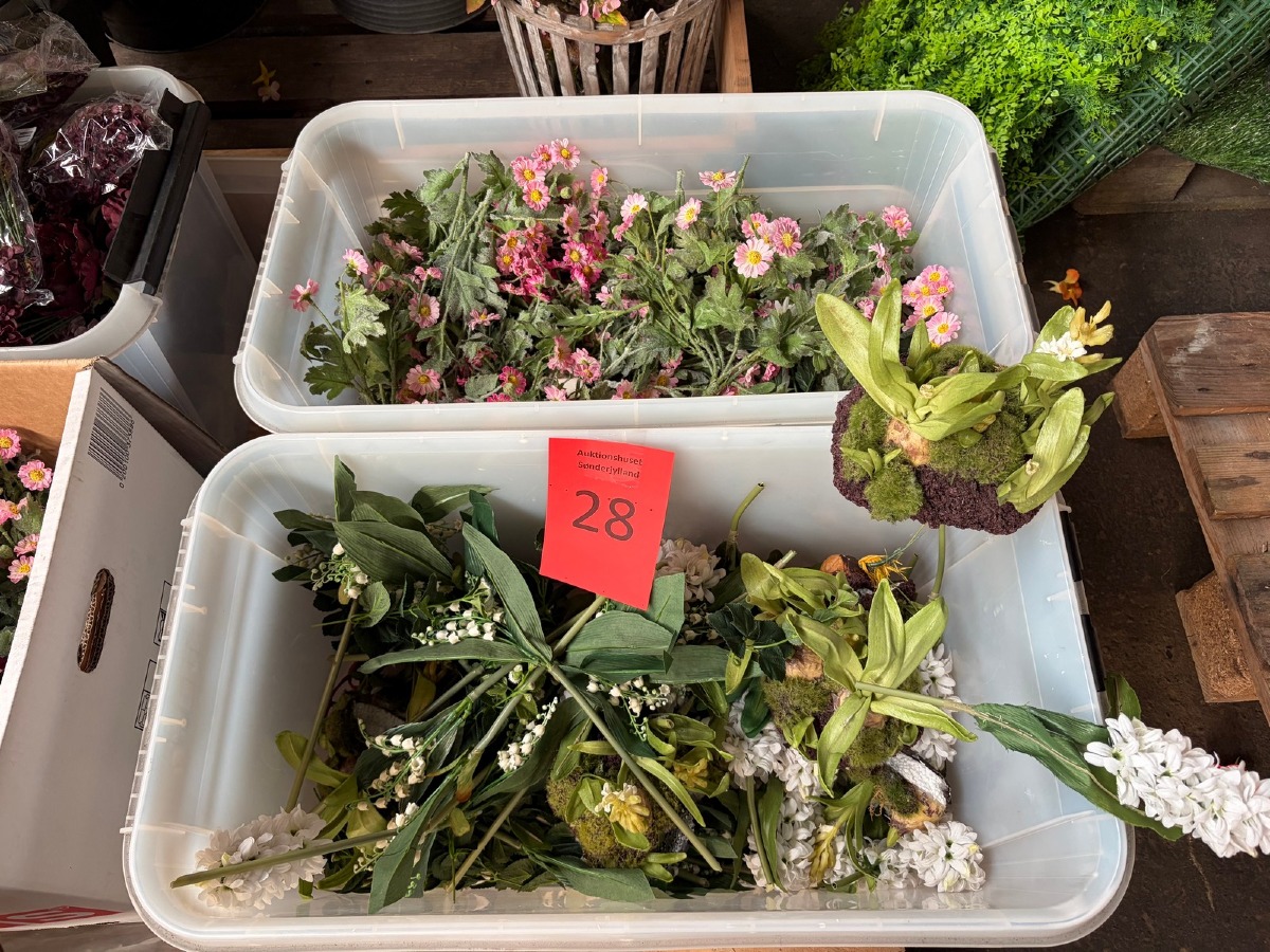 Parti kunstige blomster og dekorationsplanter i rosa, hvid og grøn