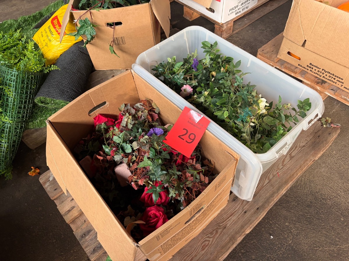 Parti kunstige blomster, roser, efeu og dekorationsgrene i forskellige farver