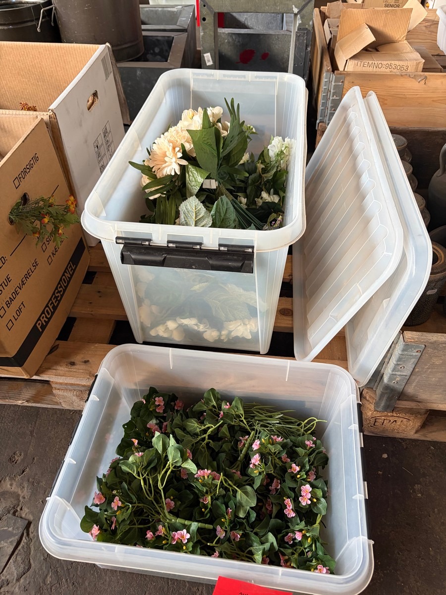 Parti kunstige blomster og dekorationsgrønt i hvide, cremefarvede og rosa nuancer