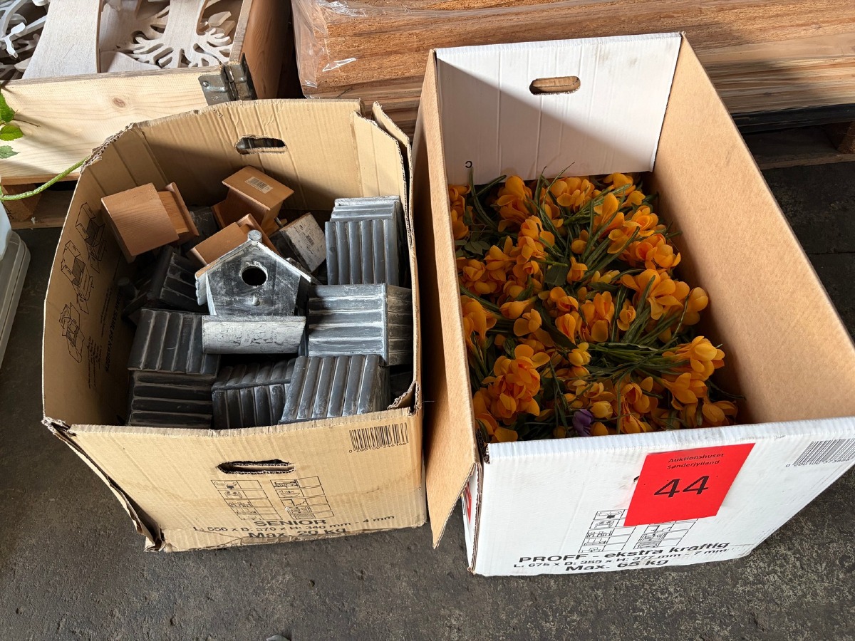 Parti dekorationsartikler – fuglehuse i træ og metal samt kunstige orange blomster
