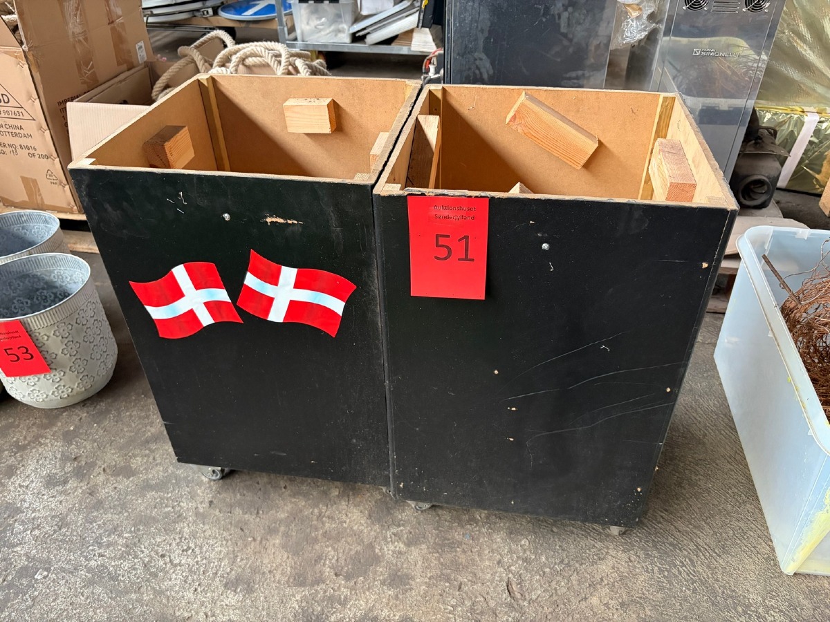 2 stk. sorte udstillingskasser på hjul med Dannebrogsflag