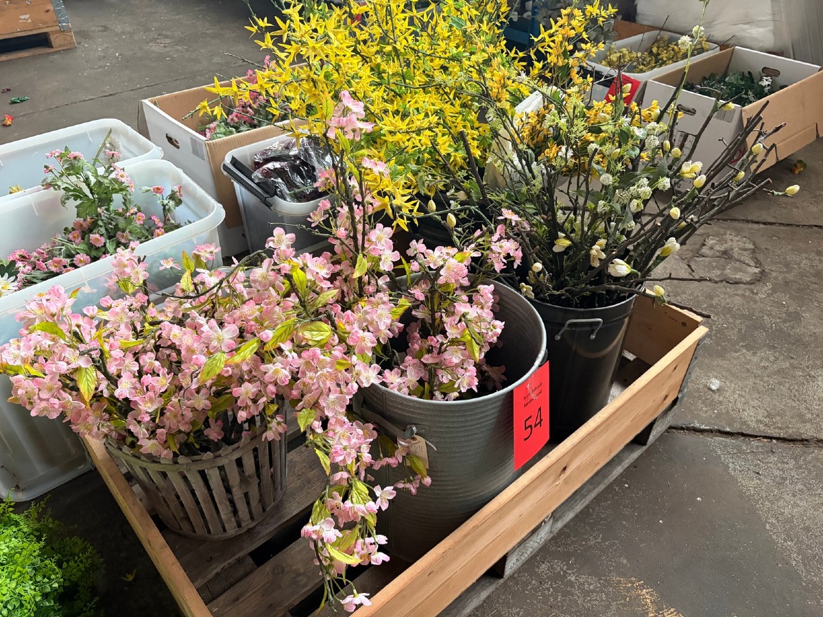 Parti kunstige blomstergrene i rosa, gul og hvid samt dekorative krukker og kurv