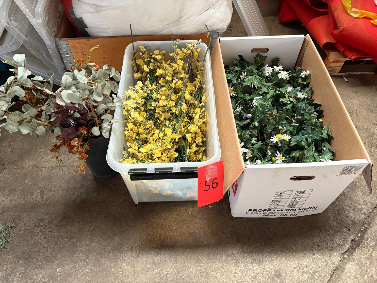 Parti kunstige blomster og dekorationsgrene – gule og hvide blomster samt eucalyptus