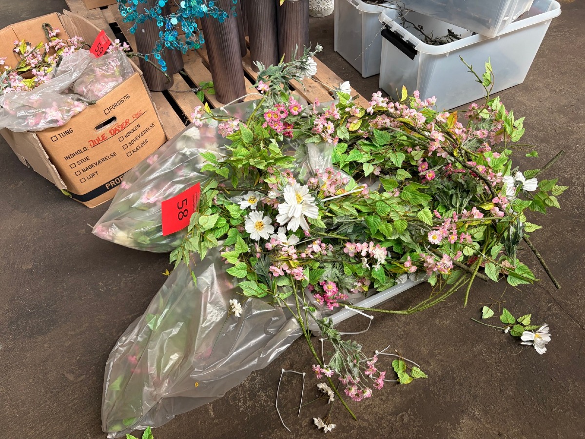 Parti kunstige blomstergrene med rosa og hvide blomster samt grønt dekorationsløv