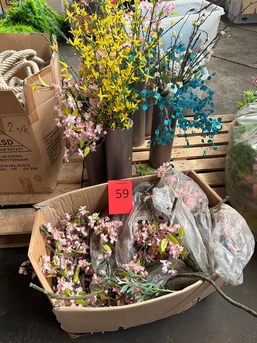 Parti kunstige blomstergrene i rosa, gul og hvid samt dekorationsgrene med blå pynt